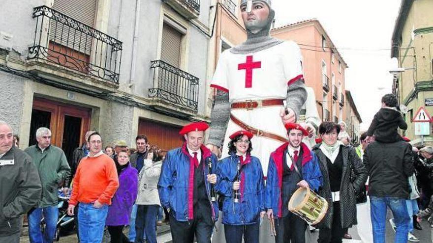 A la derecha Aitor Calleja (con tambor) y Carmen Izco (sin uniforme) con el Cristiano.