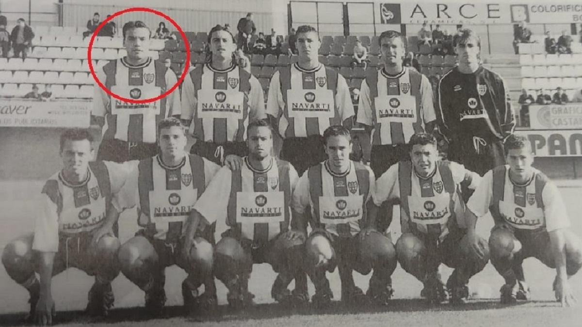 Una alineación del Onda 2001-02, con Sergio Francisco (círculo rojo) en el extremo izquierdo de la fila superior.