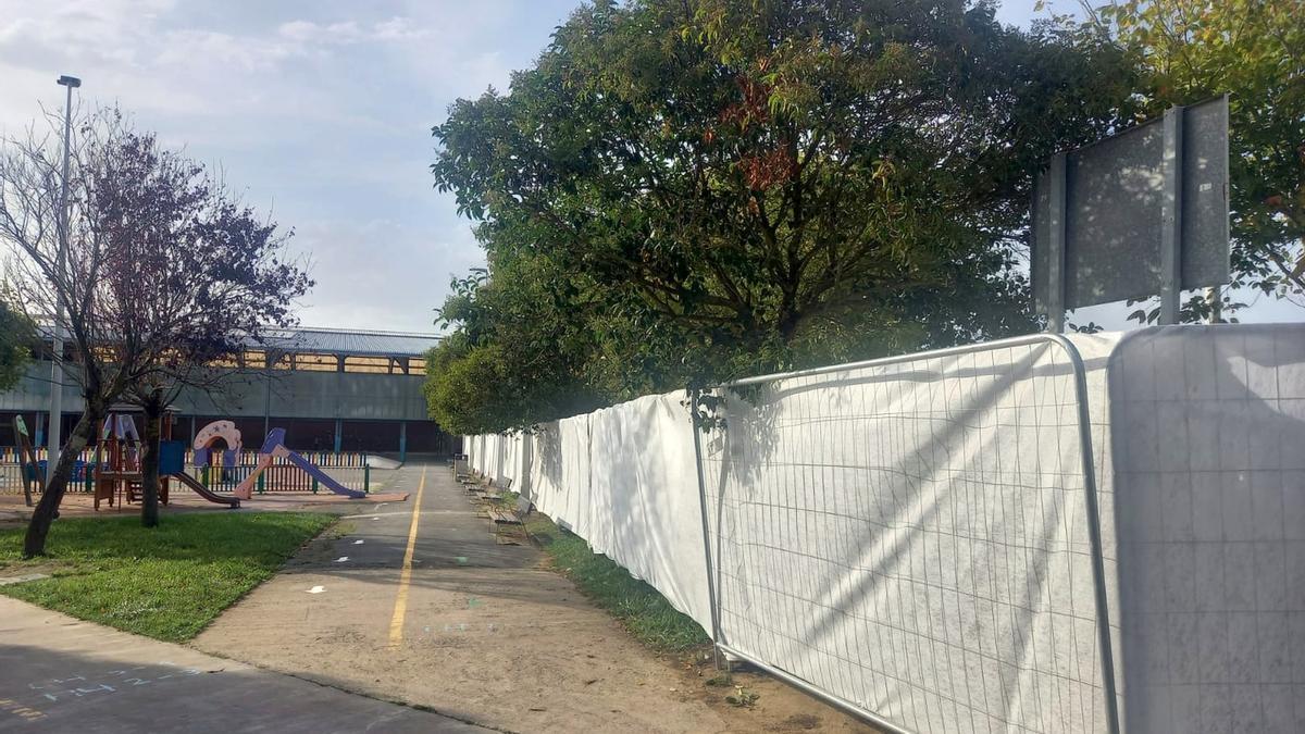 Obras en la calle Goiene, junto al patio escolar de Zipiriñe.