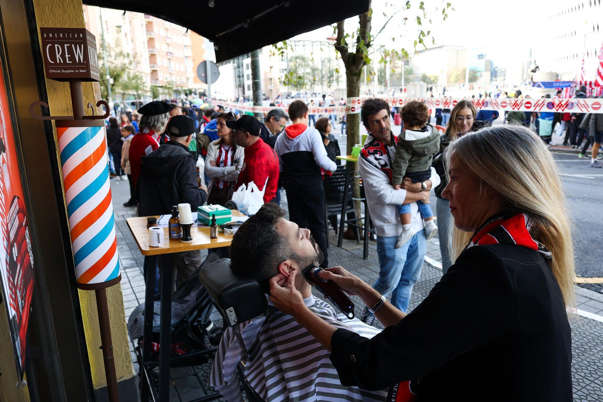 En imágenes: el bar Campeones de Bilbao se transforma en barbería y se une al movimiento solidario Movember