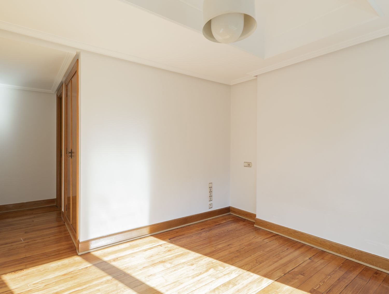 Próximo a la playa de Ondarreta piso con terraza en buen estado con trastero y garaje cerrado cercano a vivienda