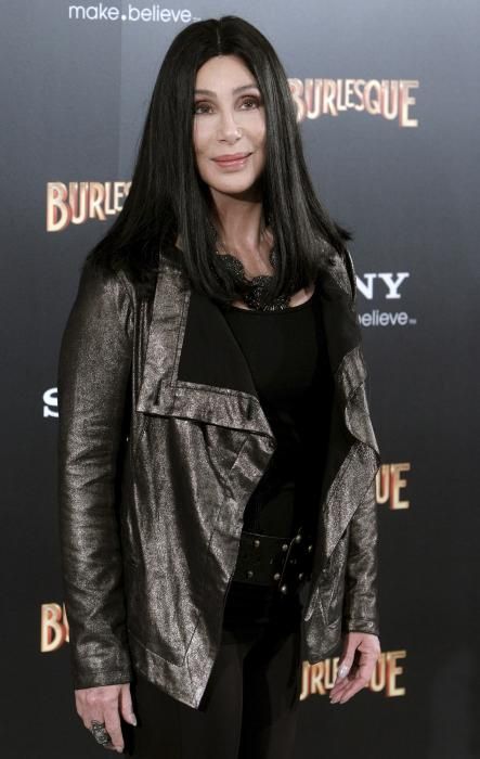 Cher posando durante la presentación de la película, "Burlesque". 2010