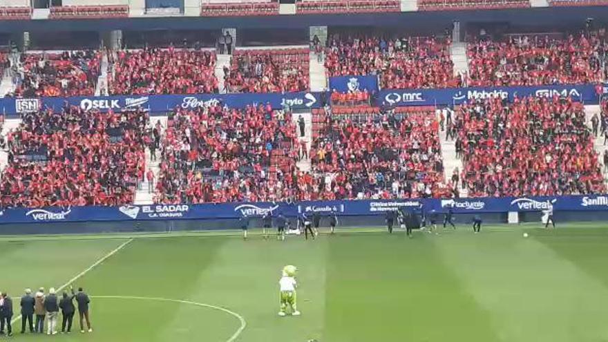 Reparto de balones en El Sadar