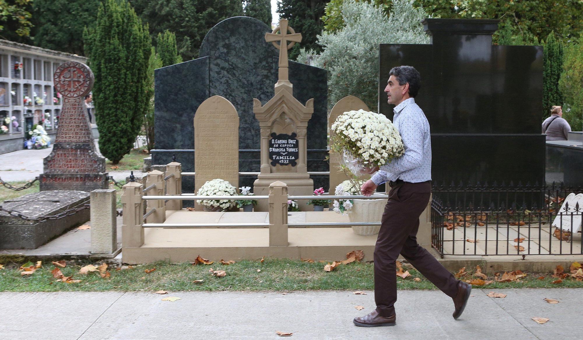 Miles de ciudadanos visitan a sus allegados en los cementerios de Navarra