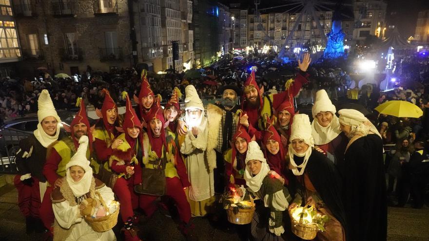 En imágenes: Olentzero y Mari Domingi desfilan por Vitoria-Gasteiz