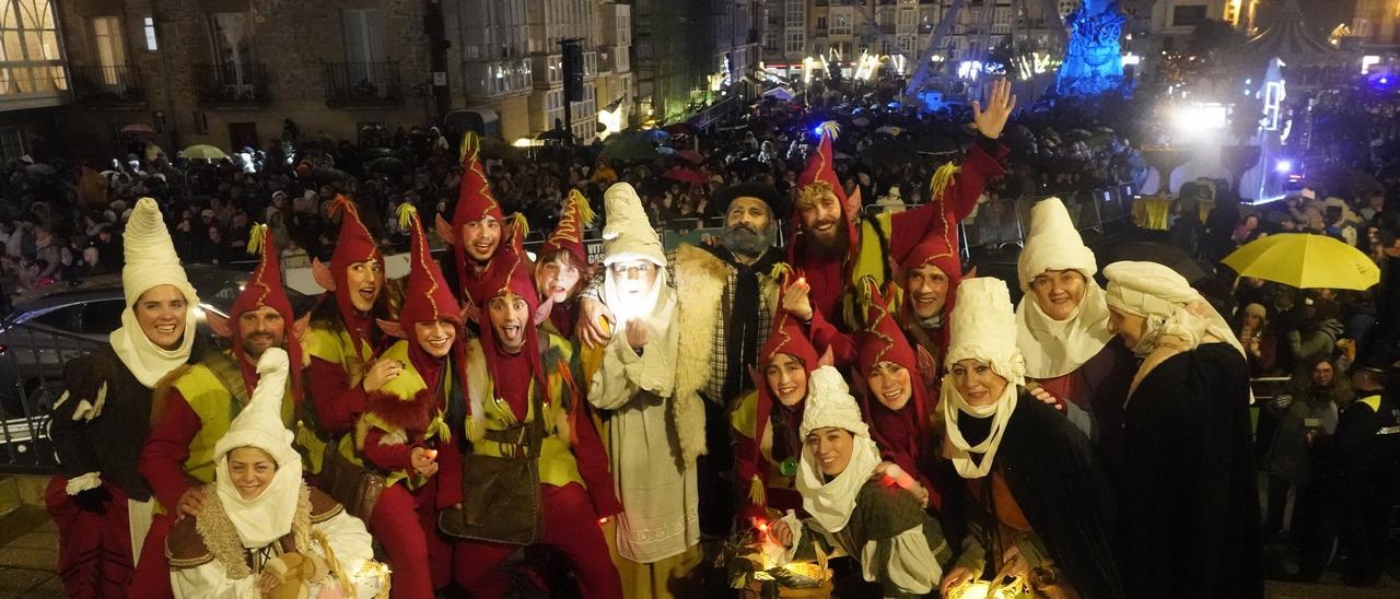 En imágenes: Olentzero y Mari Domingi desfilan por Vitoria-Gasteiz