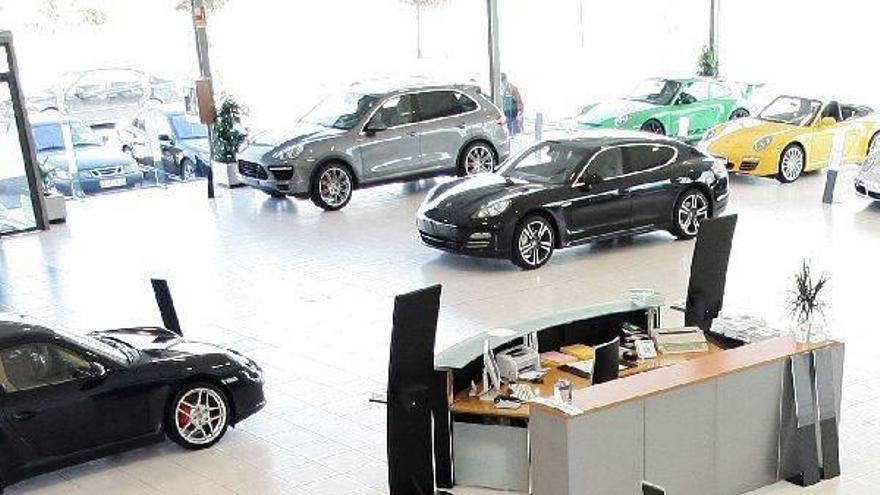 Interior de un concesionario de vehículos.