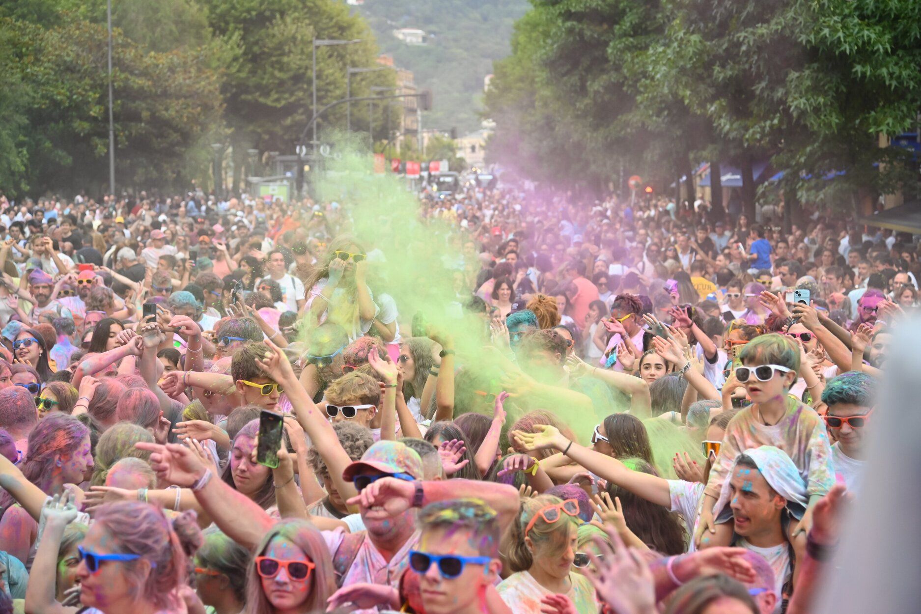 La Holi Fest empapa de color el Boulevard