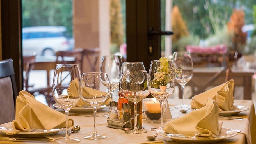 La mesa preparada en un restaurante