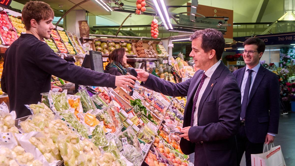 El consejero Irujo ha visitado los puestos del mercado del Ensanche.