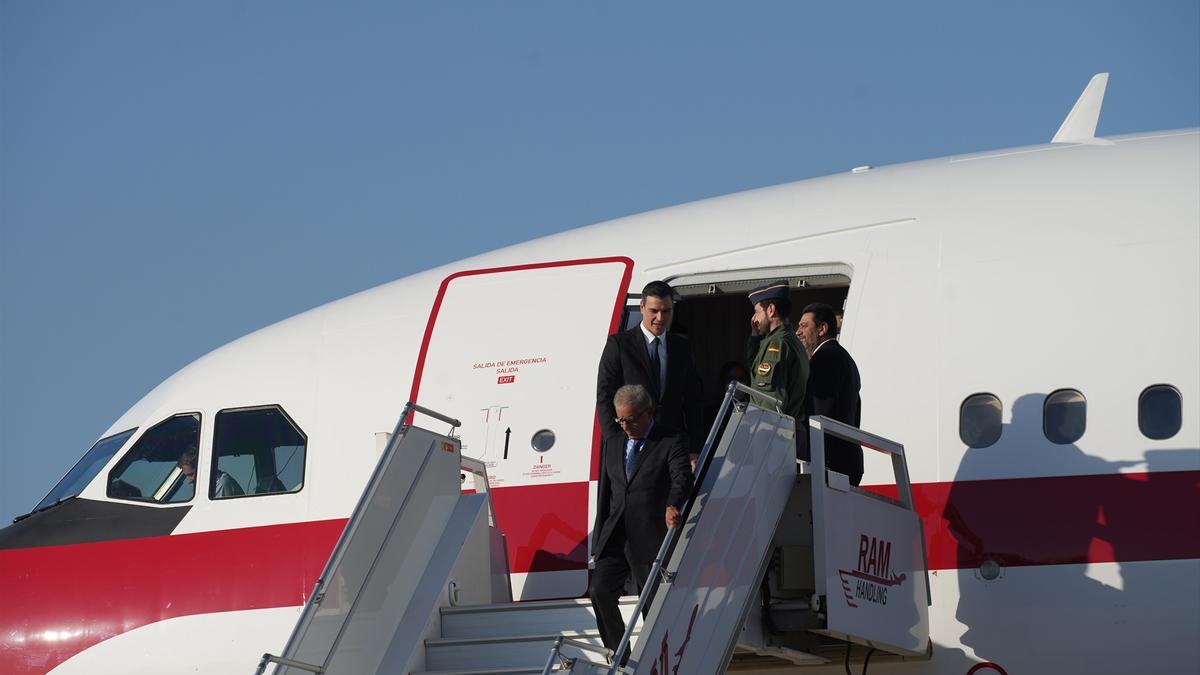 Sánchez baja del avión presidencial, Falcon, a su llegada al Aeropuerto Internacional Mohammed V, a 1 de febrero de 2023.