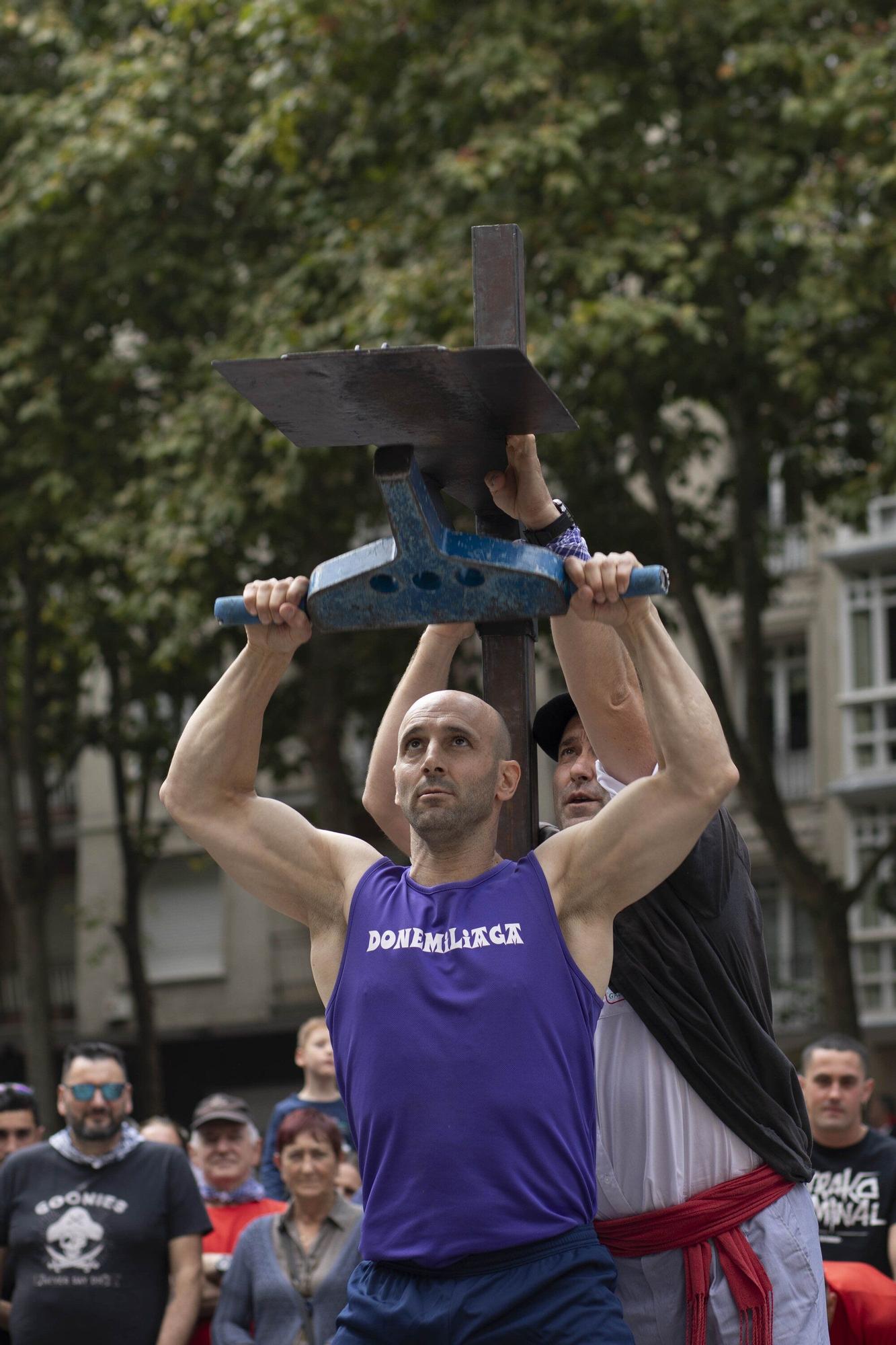 En imágenes: El torneo Virgen Blanca de Herri Kirolak se adueña de la Plaza de Los Fueros