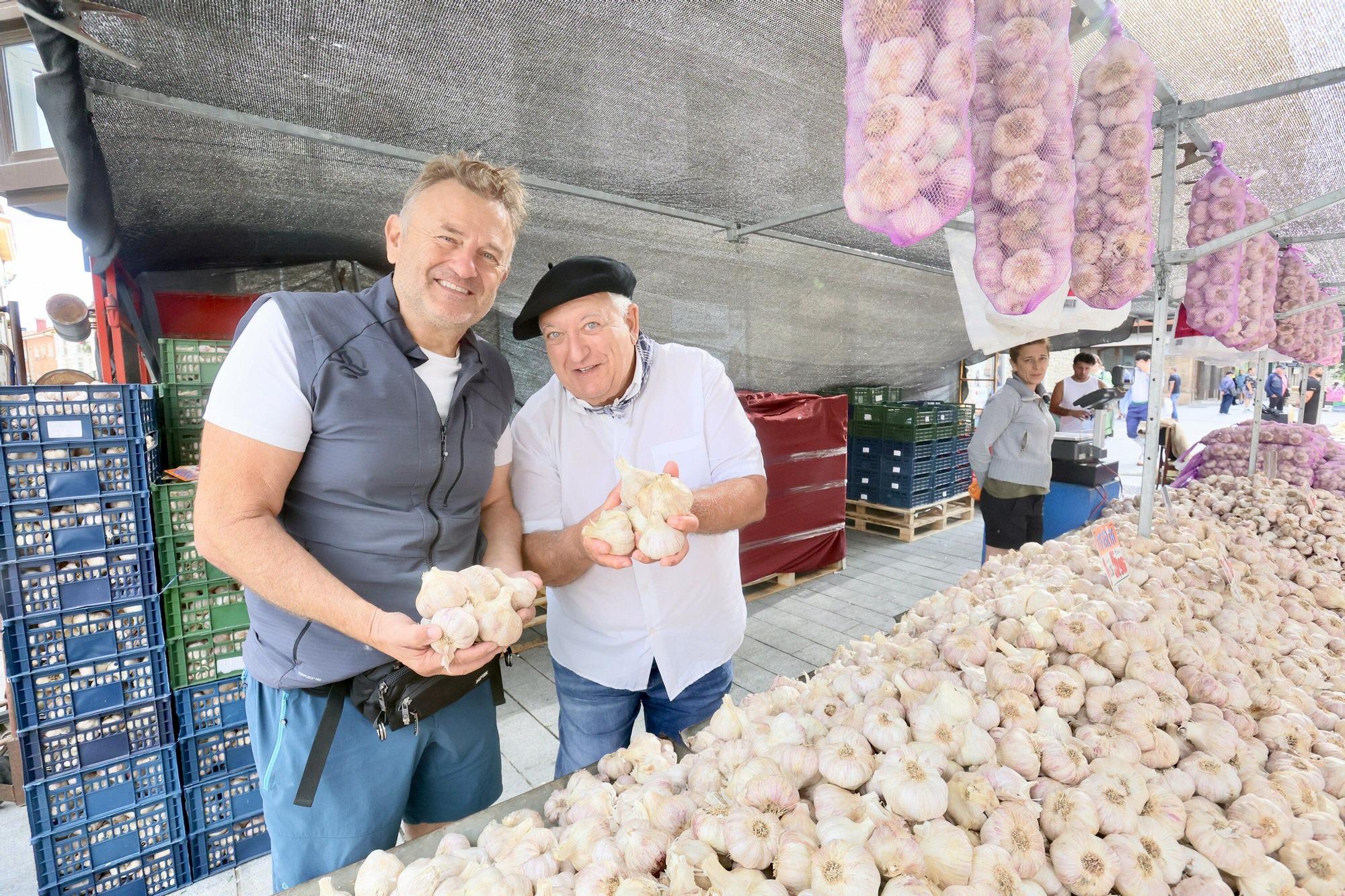 En imágenes: La feria de ajos atrae a los vitorianos un año más
