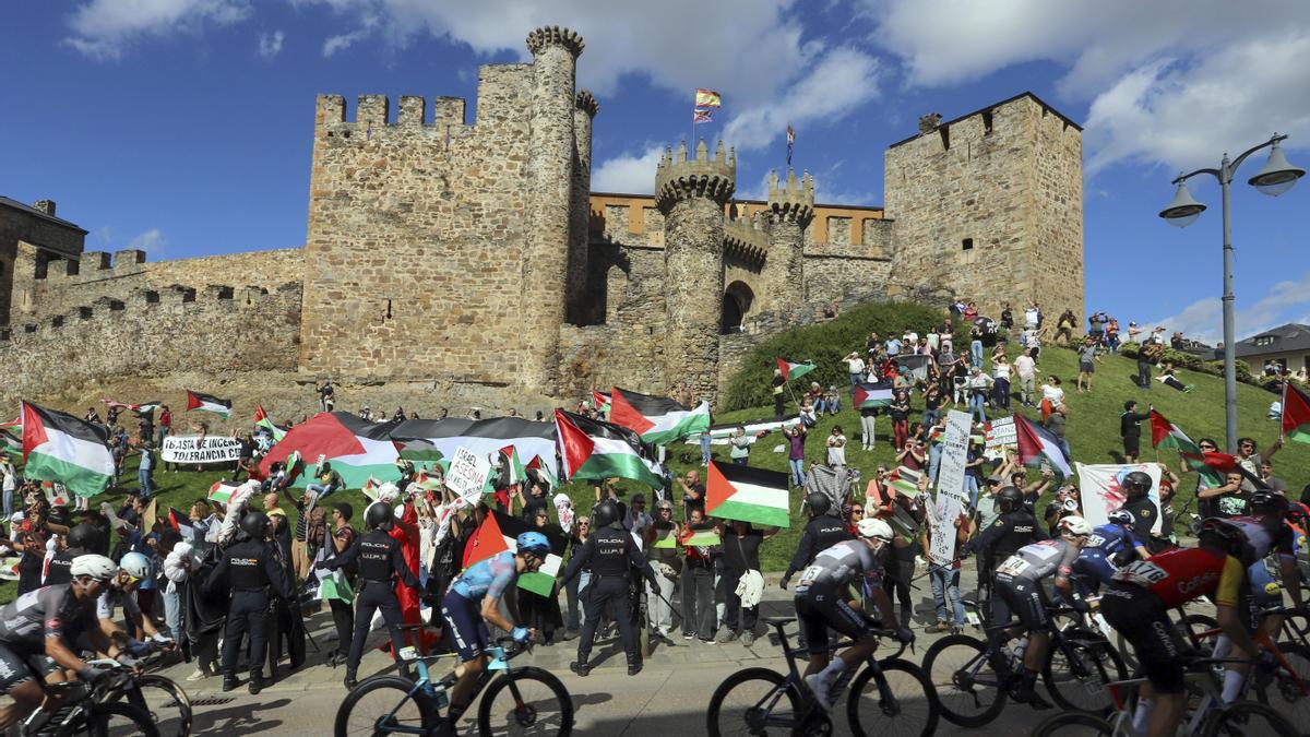 Varias personas ondean banderas de Palestina mientras pasa el pelotón durante la etapa de ayer.