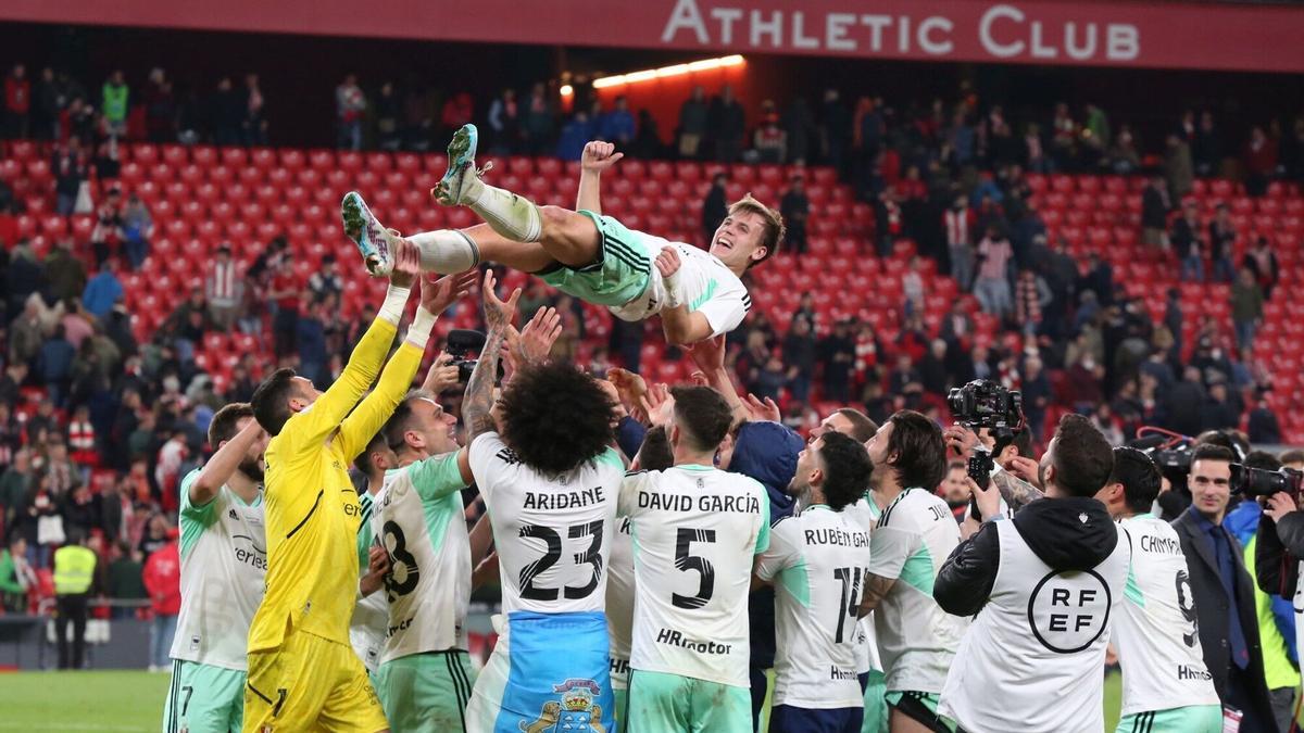Los jugadores de Osasuna mantean a Pablo Ibáñez a la conclusión de la semifinal en San Mamés hace dos temporadas.