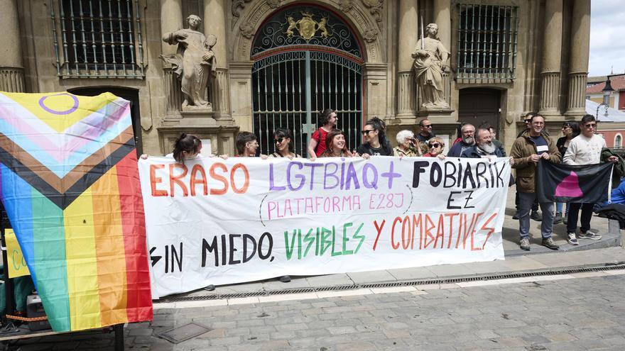 Concentración en Pamplona con motivo del Día Internacional contra la LGTBIfobia