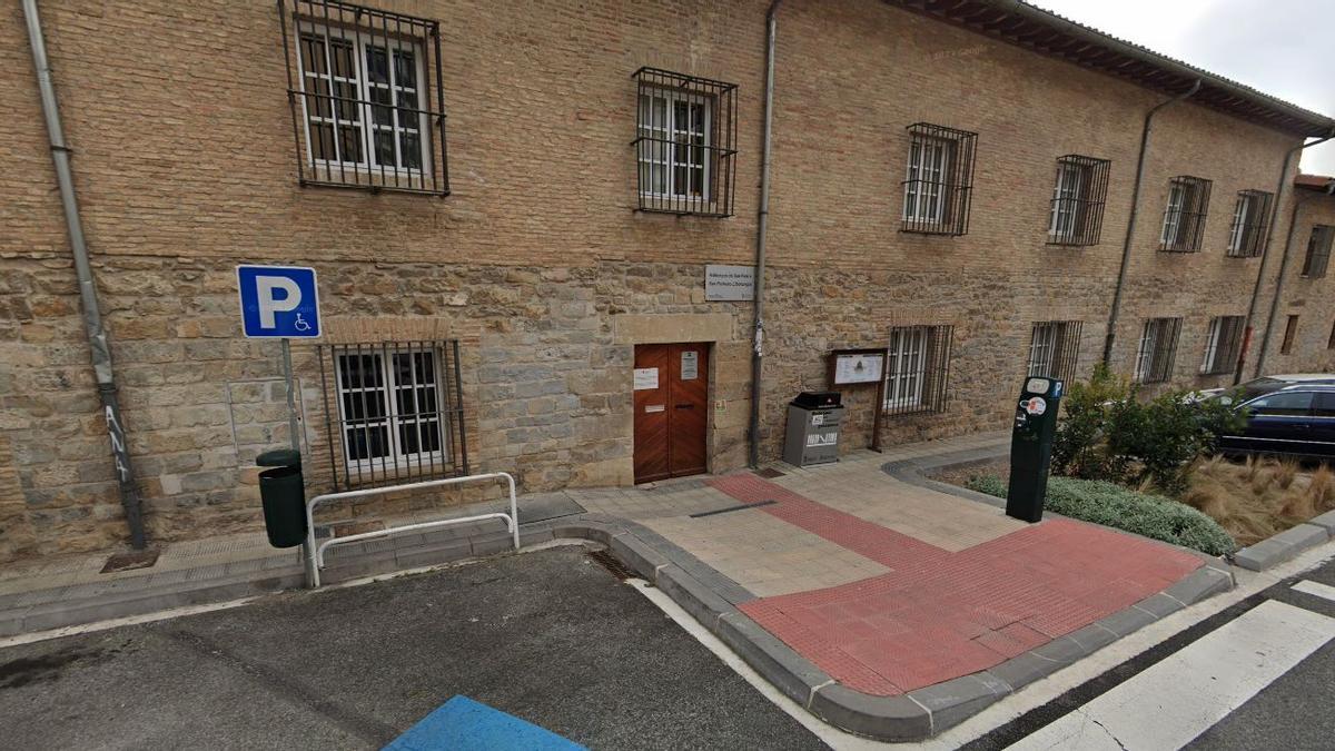 Acceso a la biblioteca de Rochapea.