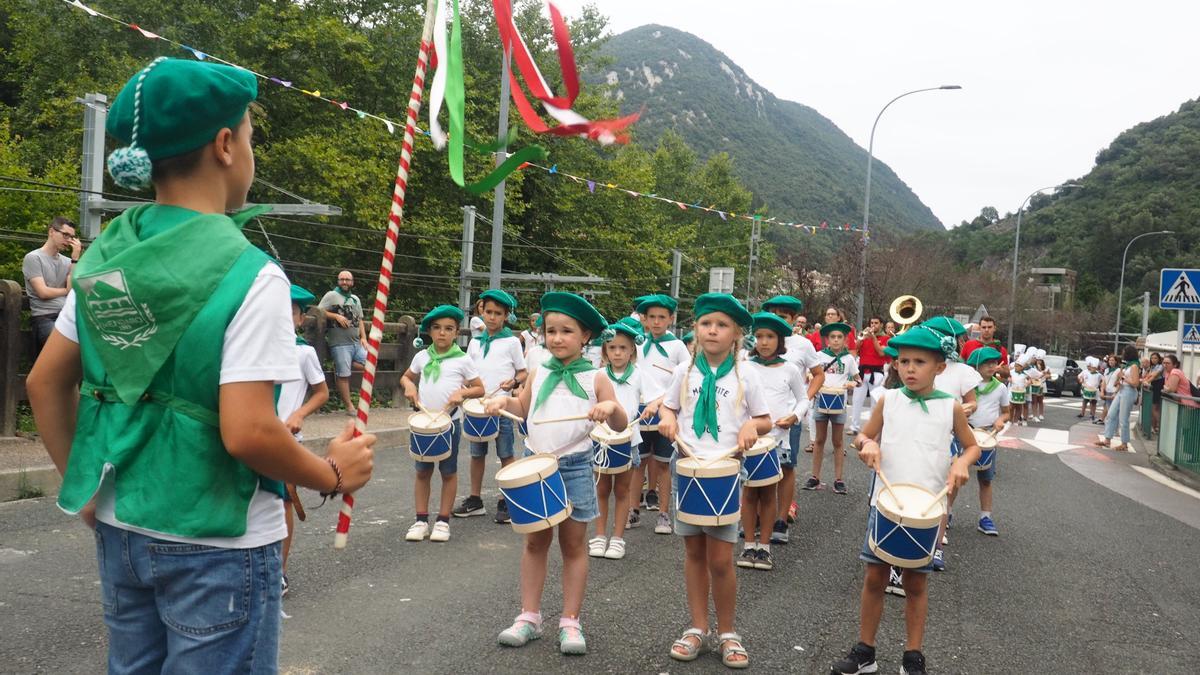 La tamborrada infantil volverán a llenar de alegría las calles de Mendaro el día del Niño.