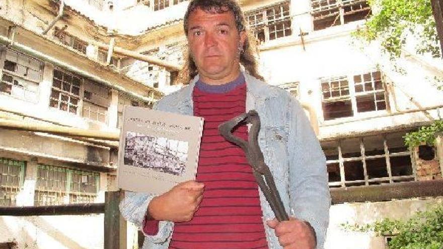 Gorka Salmerón posa con su libro y unas tenazas delante de la antigua papelera de Legazpi.