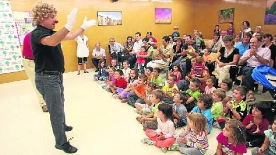 Txirri, Mirri y Txiribiton hicieron las delicias de los niños y niñas de la ikastola Paz de Ziganda y de los impulsores de la promoción.