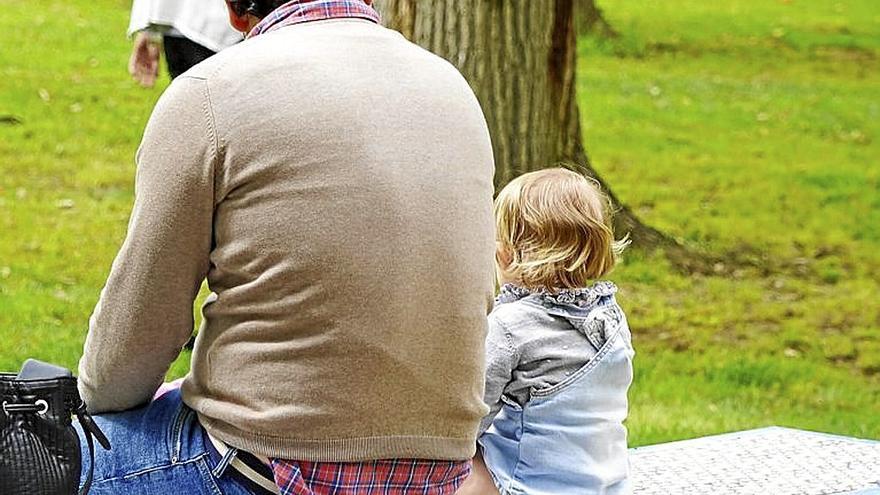 Un padre con su hijo en el parque.  | FOTO: EUROPA PRESS