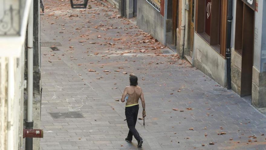 Seis horas sembrando el caos encaramado en un tejado del Casco Viejo