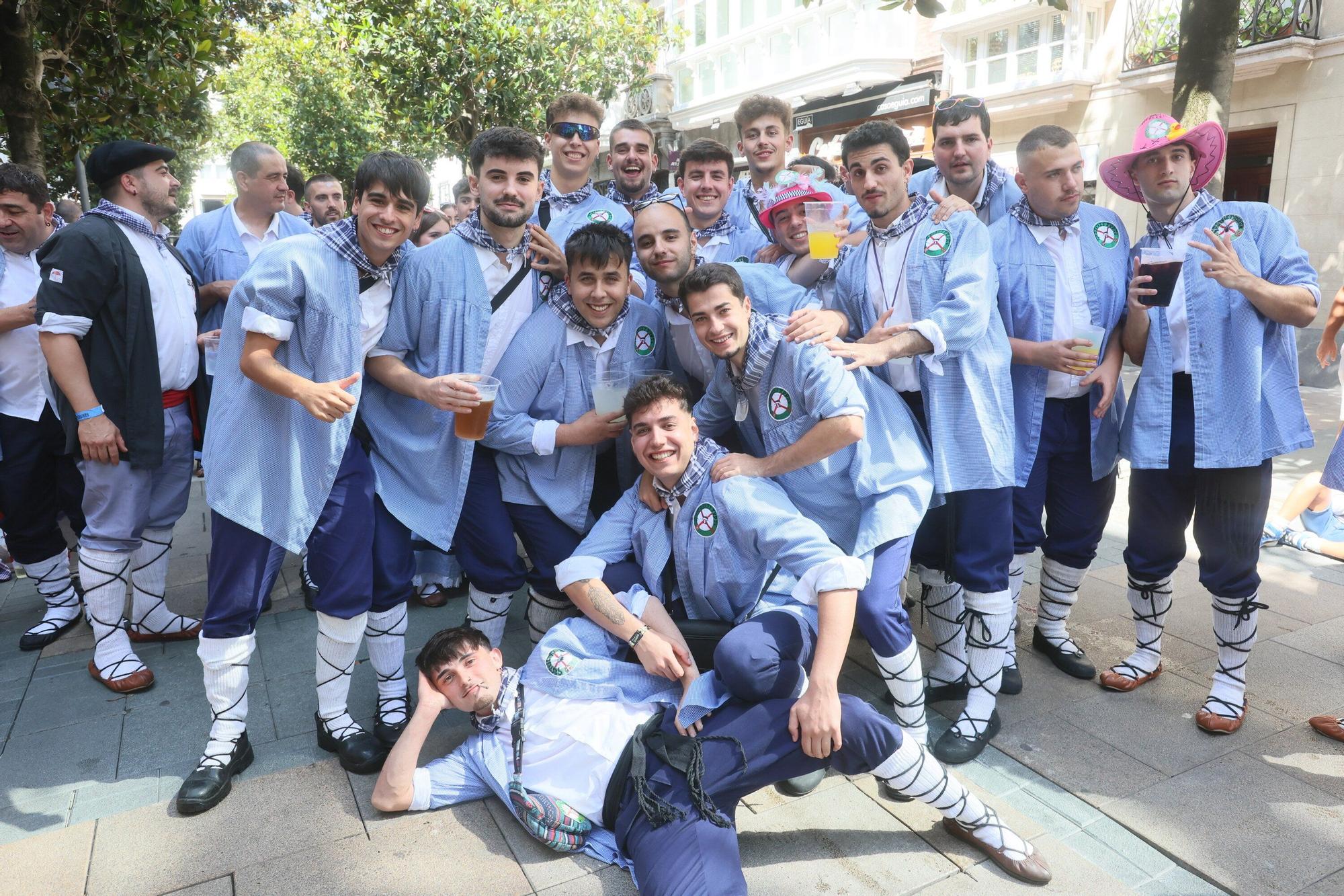 En imágenes: Blusas y neskas desfilan en una kalejira por Santiago