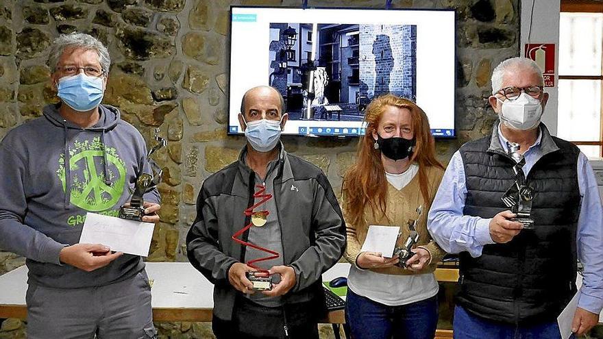 Javier López, Patxi Idiazabal, Nerea Aiarzabuena y José Ángel Amutxategi tras recibir sus trofeos como ganadores del Rally fotográfico de ferias. Foto: N.M. Javier López, Patxi Idiazabal, Nerea Aiarzabuena y José Ángel Amutxategi tras recibir sus trofeos como ganadores del Rally fotográfico de ferias. Foto: N.M.