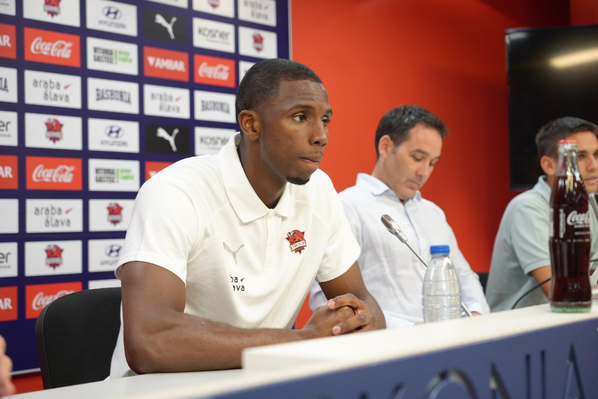 En imágenes: Presentación de Diallo como jugador del Baskonia