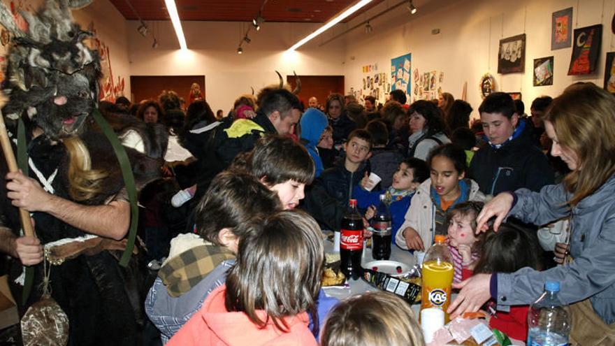 En la inauguración de la muestra del carnaval rural hubo aperitivo con &#039;chuches&#039; para los txikis.