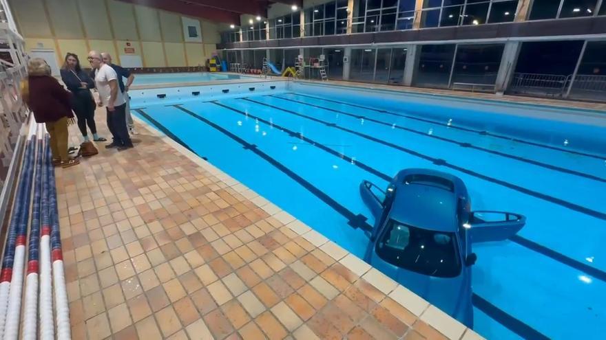 ¿Cómo acabaron una mujer y su hija con su coche en el fondo de una piscina municipal?