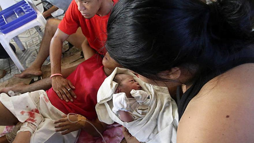 La &#039;bebé milagro&#039; que nació entre los escombros