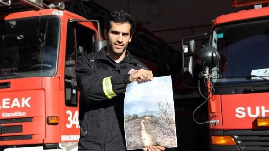 Roberto Garay muestra la fotografía que se ha hecho viral.