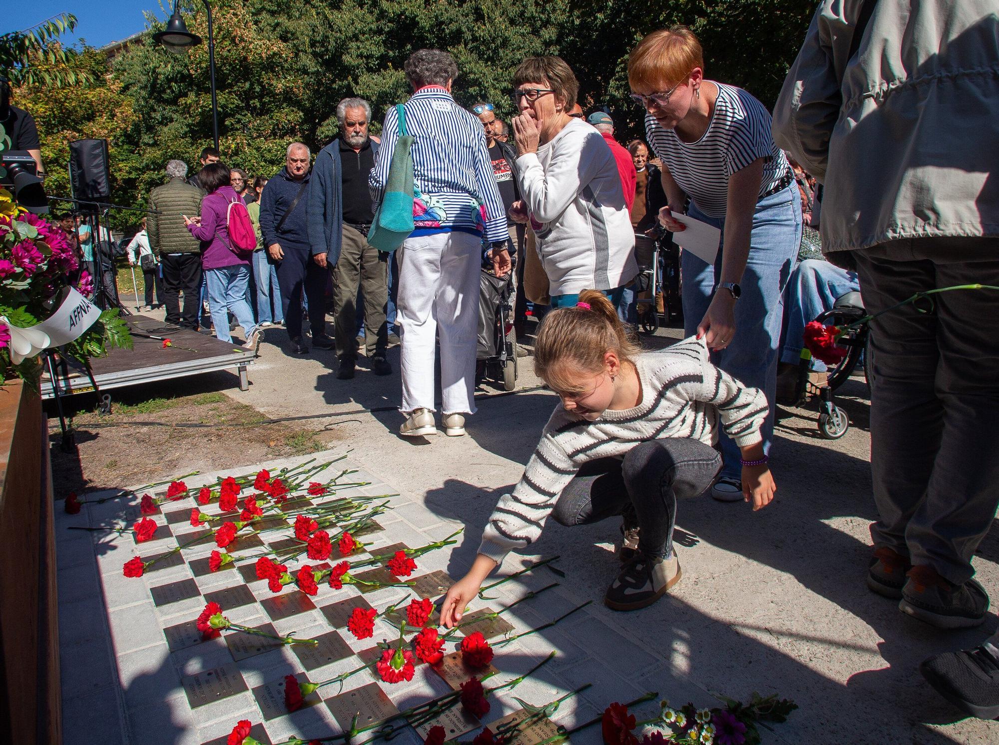 Inauguración del monumento en homenaje a las víctimas de la represión franquista en la Rochapea