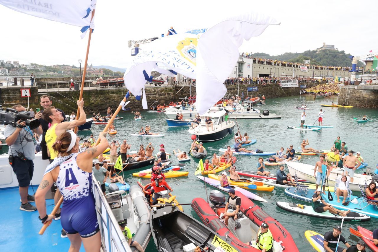 Donostia Arraun Lagunak y Orio celebran el triunfo en la Bandera de la Concha