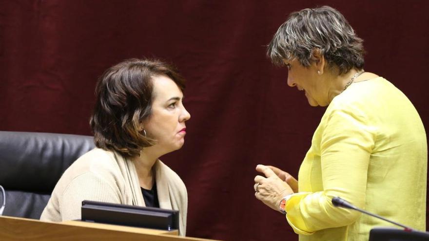 Ainhoa Aznárez charla con Marisa de Simón en el Parlamento de Navarra.