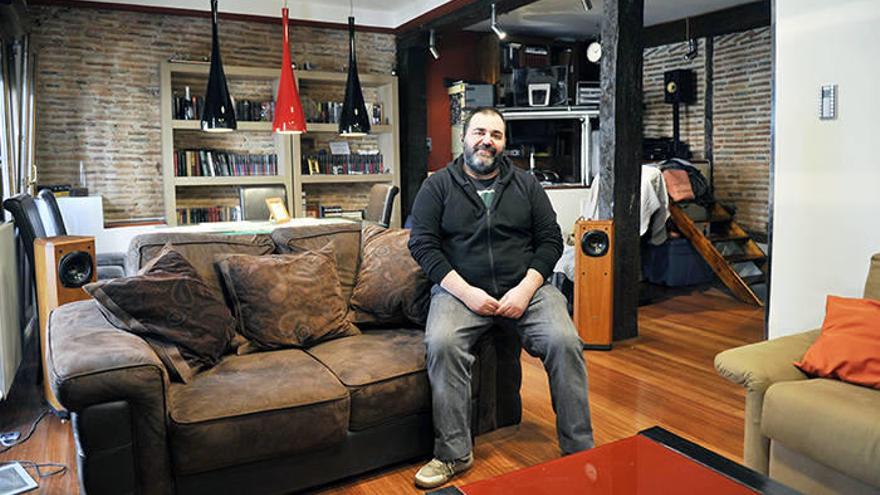 Txema Diz en el salón de la vivienda que alquila, a través de plataformas de Internet como Airbnb, a turistas. Fotos: Oskar González