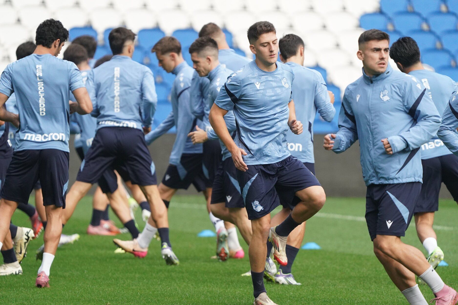 El entrenamiento de la Real a puerta abierta en Anoeta, en imágenes