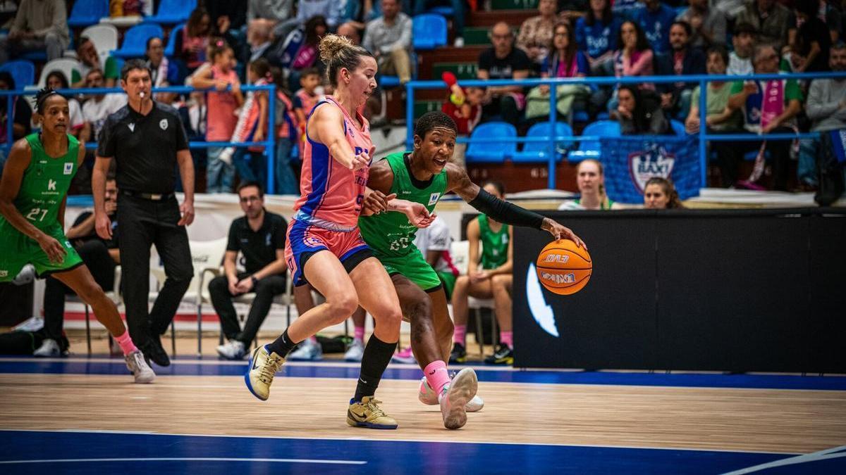 Toussaint maneja el balón durante el encuentro de la semana pasada en Ferrol. Toussaint maneja el balón durante el encuentro de la semana pasada en Ferrol.