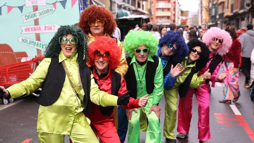 Los disfraces más llamativos del Carnaval de Tolosa: el derbi Real-Athletic, Trump o la película 'Maspalomas'