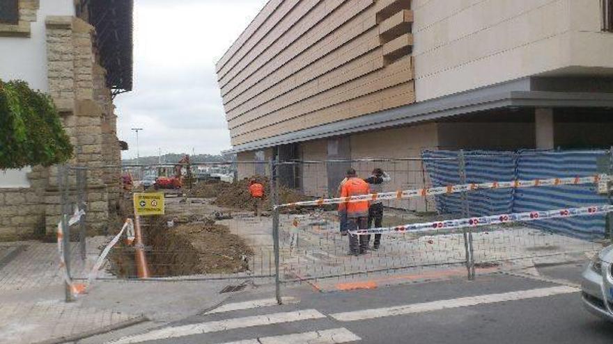 Vista de los trabajos en la entrada hacia el auditorio y la Benta