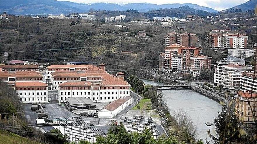 El PSE propone permitir más pisos en el solar de Loiola para negociar con Defensa