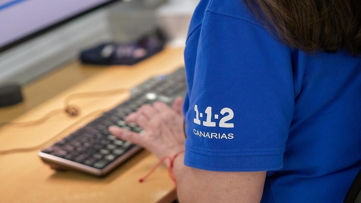 Una trabajadora del Servicio Canario de Emergencias Una trabajadora del Servicio Canario de Emergencias