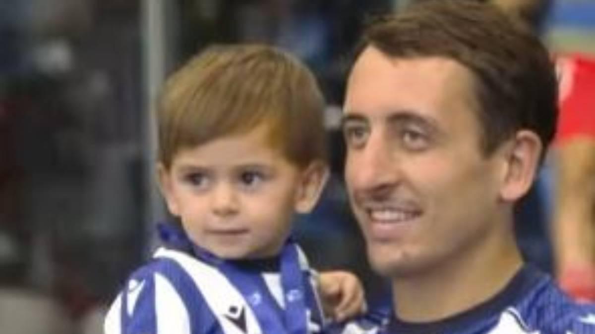 Mikel Oyarzabal y su hijo antes del Real Madrid - Real Sociedad