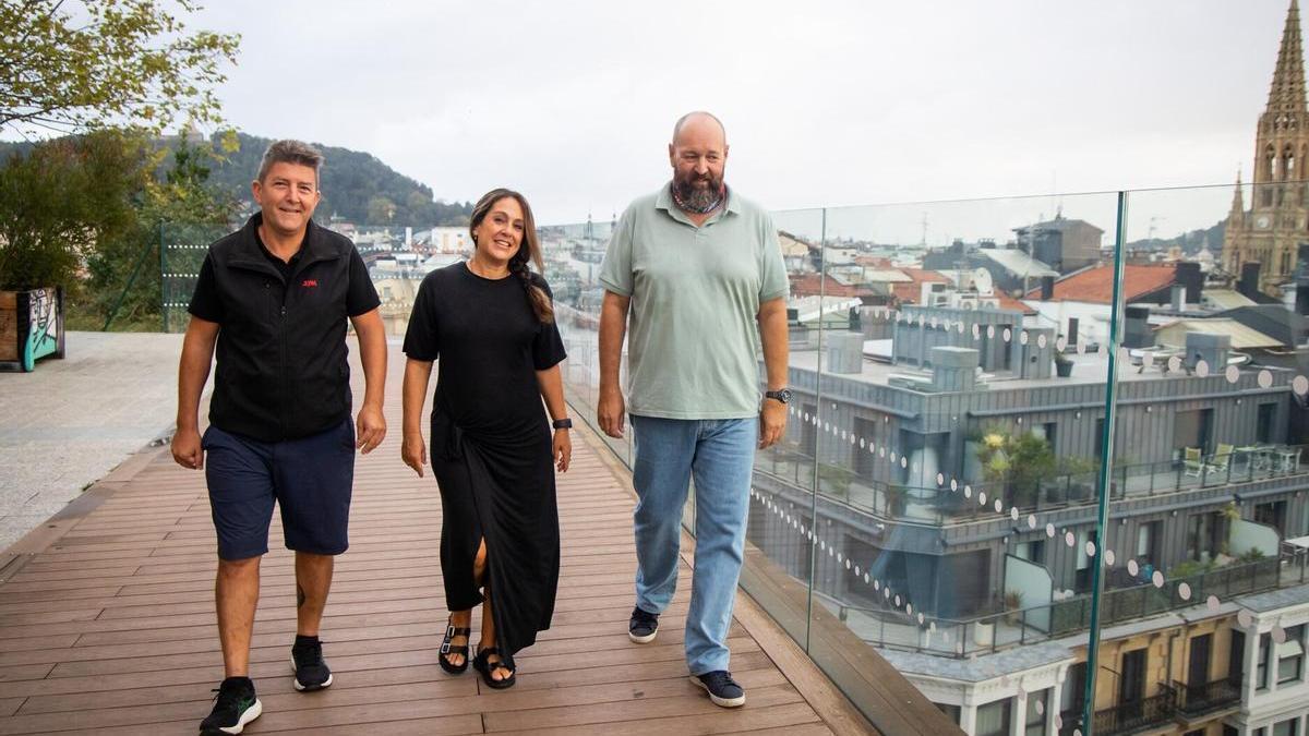 Igor Amado, de Supertrack Motos, Isabel de Lope, de NOTICIAS DE GIPUZKOA, y Juan Soroa, del Real Moto Club de Gipuzkoa, en el mirador del hotel Catalonia.