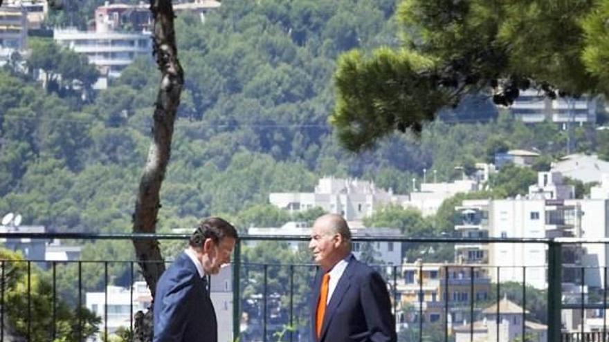 Mariano Rajoy se reunió ayer con el rey Juan Carlos para tratar la crisis económica.