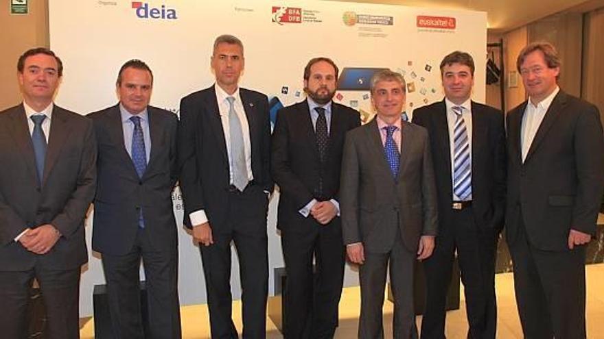 Javier Andrés, Aitor Cobanera, Enrique Dans, Ibon Oñate, Esteban Elorriaga, Juan Antonio Martín y el director de DEIA, Bingen Zupiria.