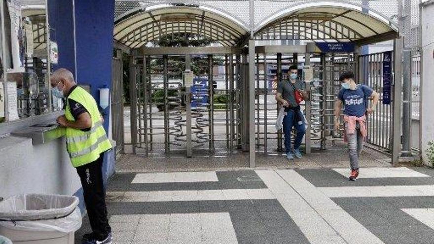 Trabajadores a la salida de una fábrica