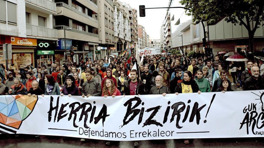 Miles de personas han secundado hoy en Vitoria la manifestación convocada contra el derribo de los edificios de Errekaleor