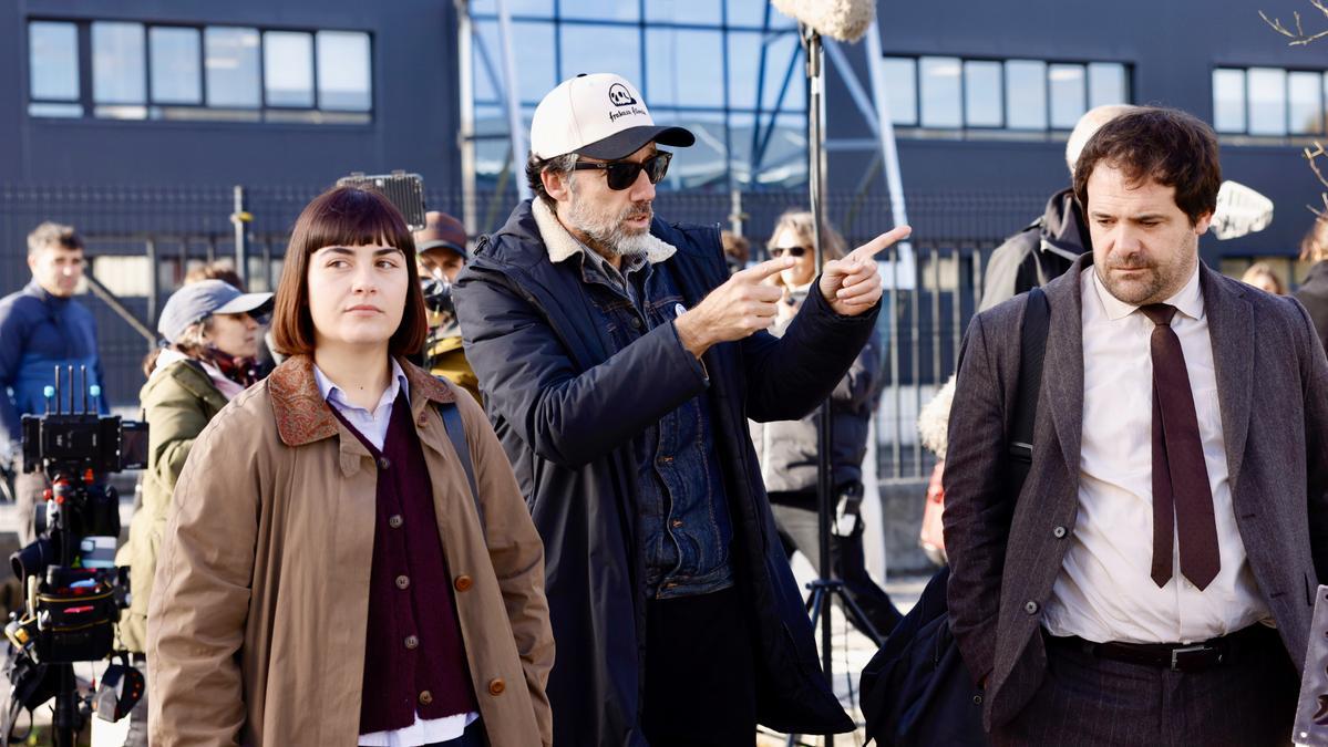 Izaro Nieto, Koldo Almandoz e Iñigo Azpitarte, este viernes en Irun, en el final del rodaje de &#039;Azken agurra&#039;.